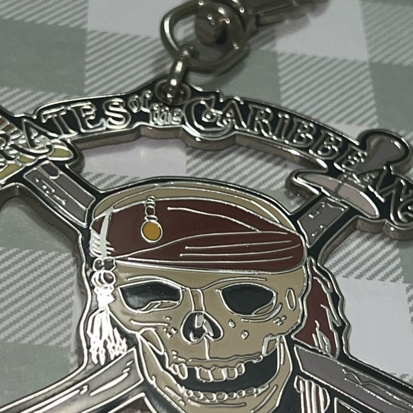 Disney Pirates of the Caribbean Skull Keychain - Picture 3 of 7